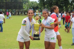 Lisbeth Moreno (izquierda). Foto tomada del sitio de facebook de Campeonato Nacionales de Fenifut.
